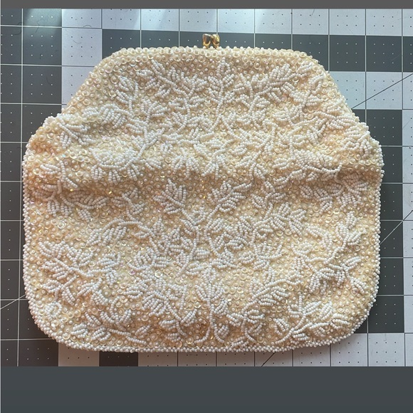 La Regale Handbags - Vintage La Regale Beaded Clutch